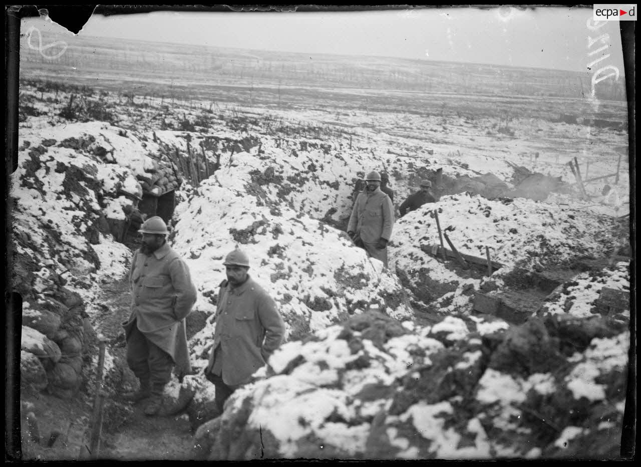 Souchez, Pas-de-Calais, soldats au bas des pentes de Notre-Dame-de-Lorette, regardant passer la mission japonaise. [légende d'origine]