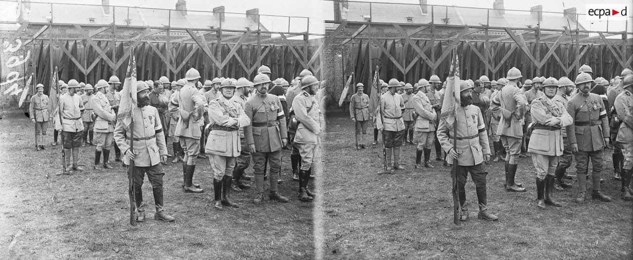 Amiens, remise de croix de guerre à la section de camouflage. Le drapeau de la section. [légende d’origine]