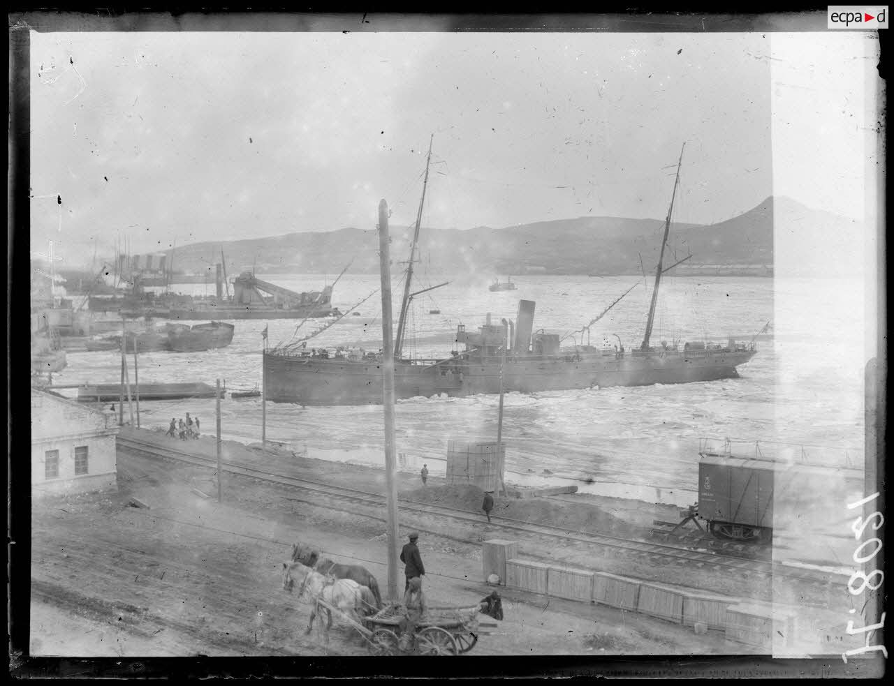 Vladivostok. Entrée du quai de départ et d'arrivée du port. [légende d'origine]