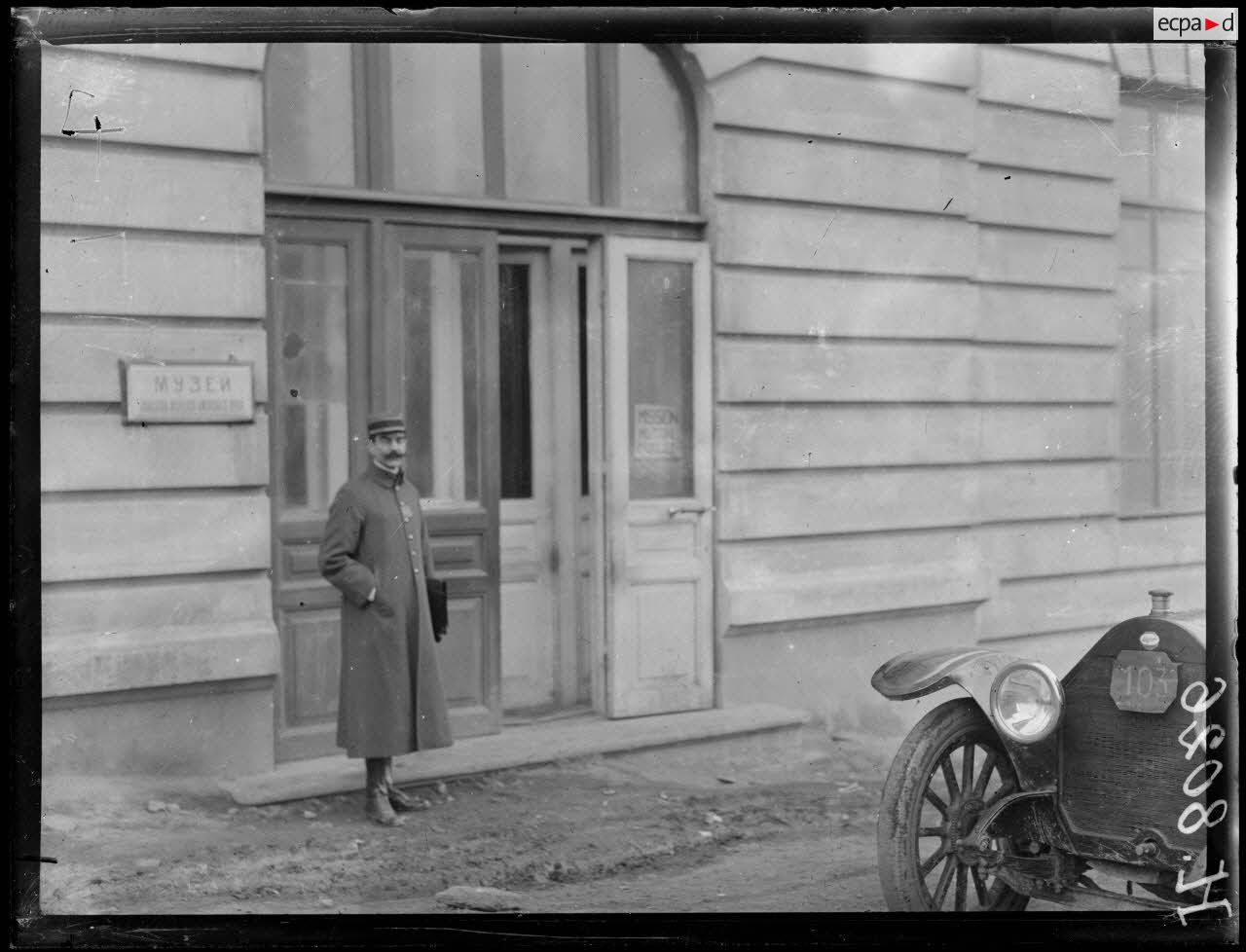 Vladivostok. Le commandant Borel, adjoint au colonel Teissier, commandant la base. [légende d'origine]