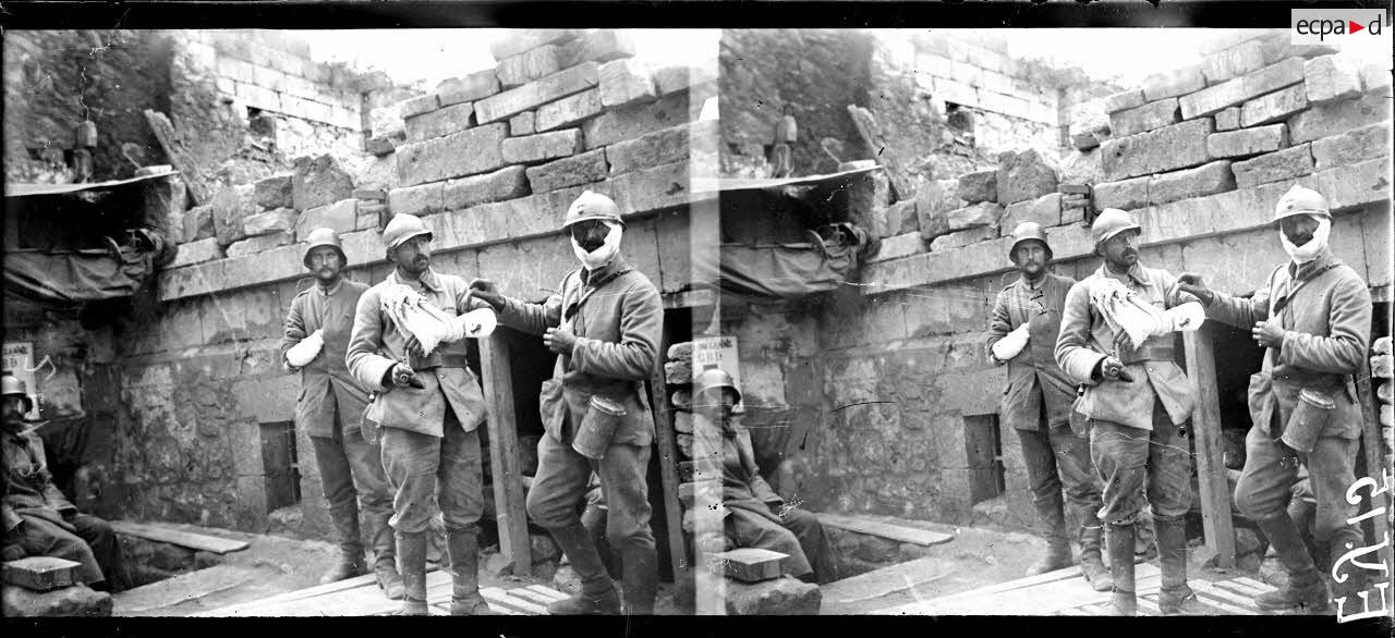 Crouy (Aisne). Le poste de secours. Blessés français et allemand. [légende d'origine]