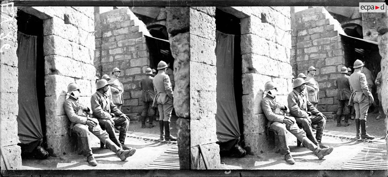 Crouy (Aisne). Au poste de secours. Blessés français et allemands. [légende d'origine]