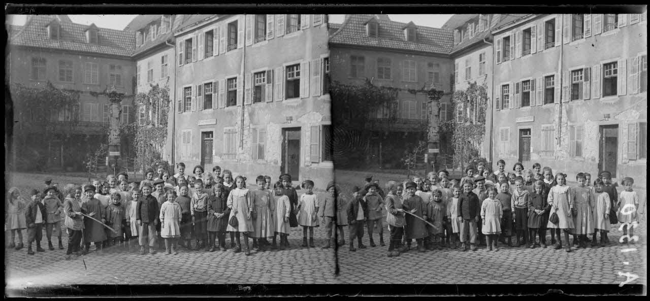 Thann (Haut-Rhin), enfants avant l'entrée en classe. [légende d'origine]