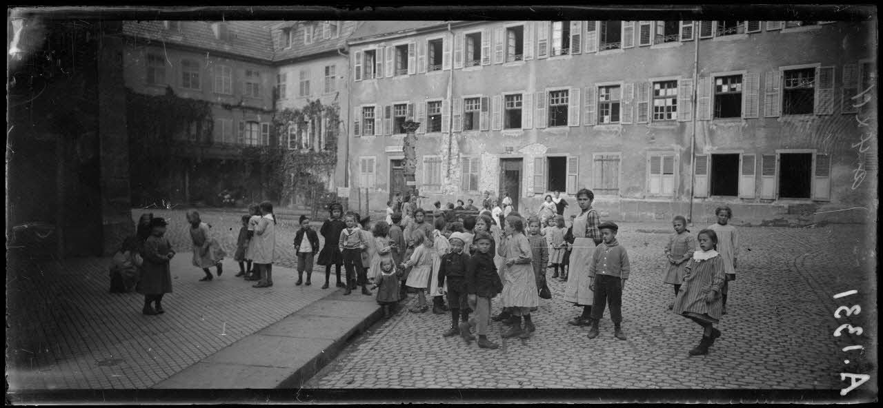 Thann (Haut-Rhin), enfants avant l'entrée en classe. [légende d'origine]