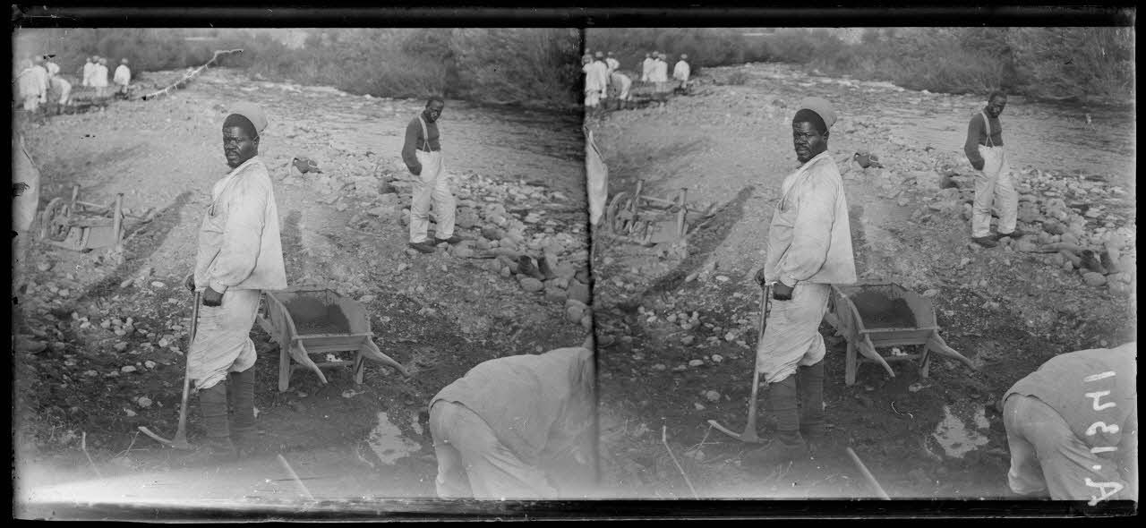 Lauw (Haut-Rhin), sénégalais auxiliaires du 56e bataillon, au travail. [légende d'origine]