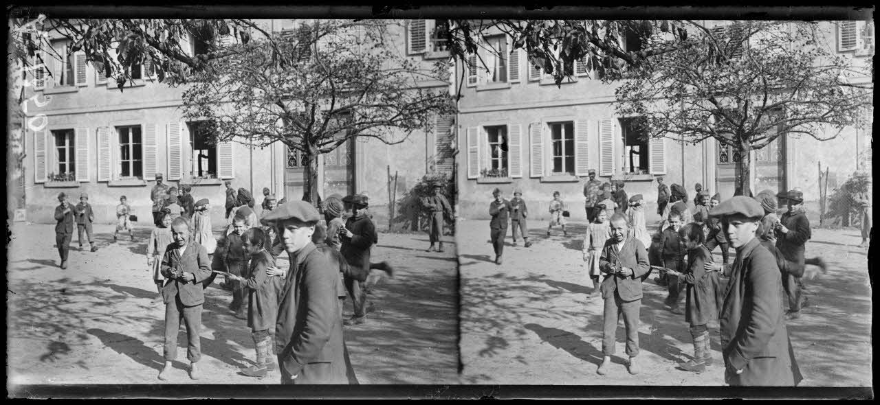 Oderen (Haut-Rhin), récréation d'écoliers, instituteur militaire. [légende d'origine]