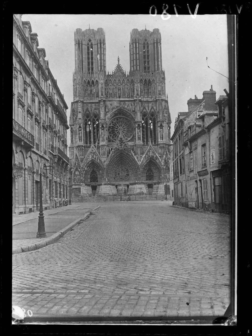 Reims, la cathédrale. Façade. [légende d'origine]