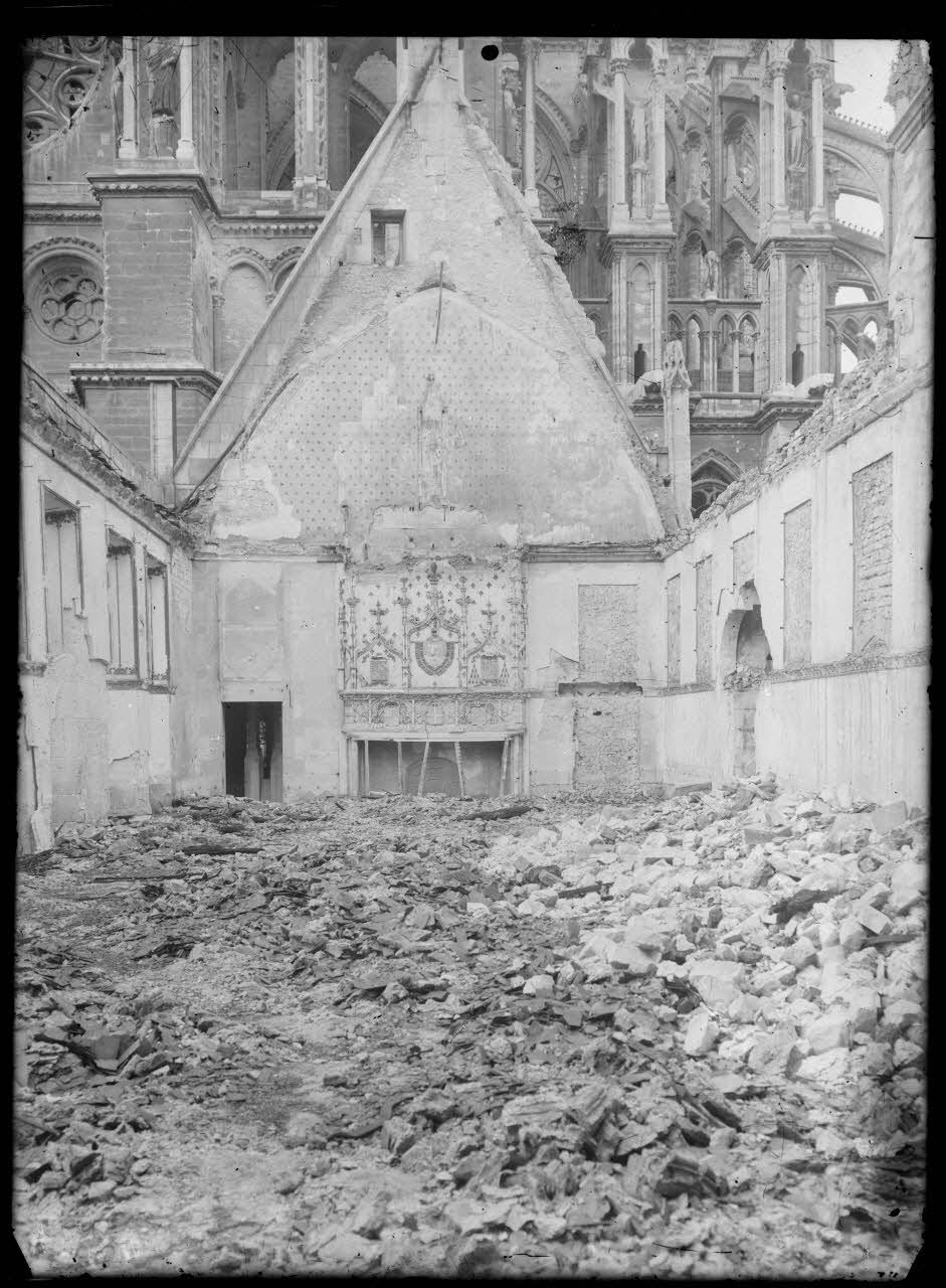 Reims, la cathédrale. Salle du Tau. [légende d'origine]