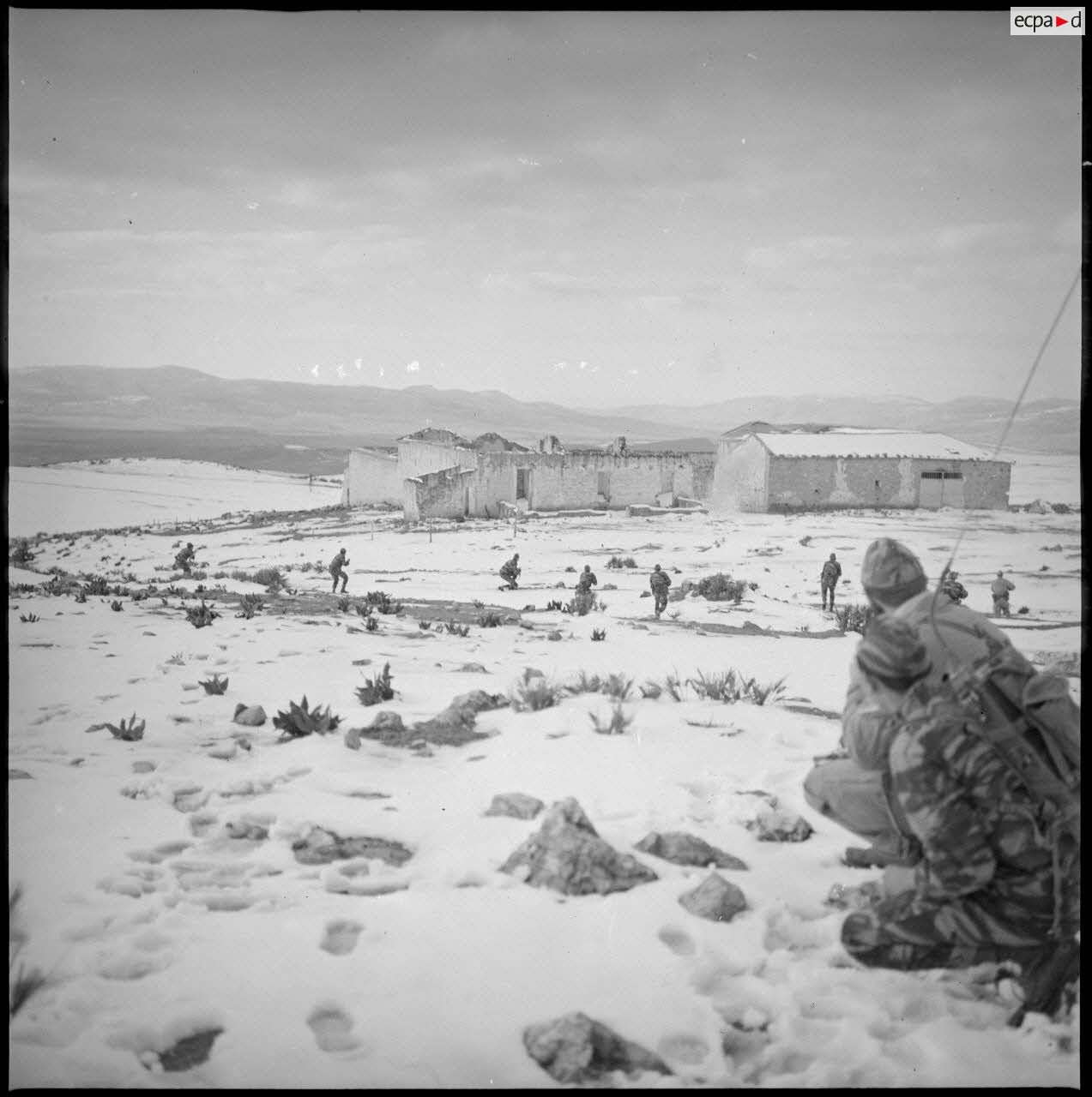 Vue d'ensemble. Des éléments du 8e RIM encerclent une mechta au cours d'une opération de reconnaissance dans le Vieux Saïda.  [légende d'origine]