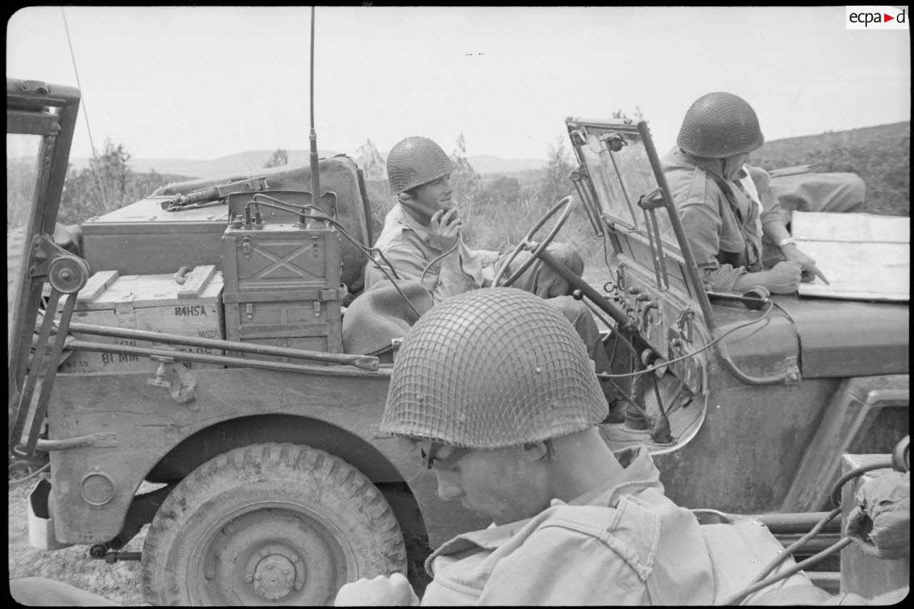 Opération avec le 8e RIM dans le secteur de Wagram. Découverte d'une cache d'armes et de matériels appartenant au FLN/ALN. [légende d'origine]