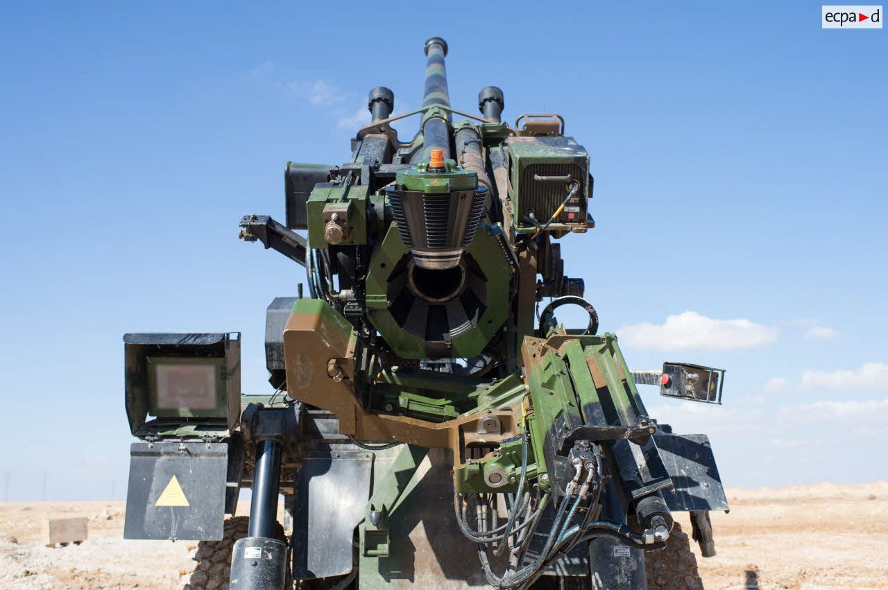 Vue arrière d'un camion équipé d'un système d'artillerie (CAESAR) du 3e régiment d'artillerie de marine (3e RAMa) en batterie à Al-Qaïm.