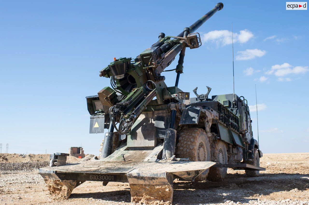 Vue arrière d'un camion équipé d'un système d'artillerie (CAESAR) du 3e régiment d'artillerie de marine (3e RAMa) en batterie à Al-Qaïm.