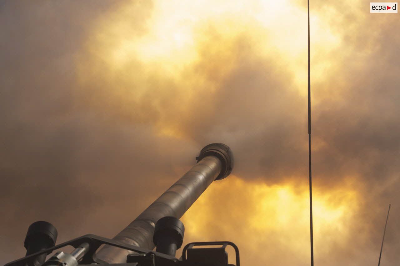 Tir d'un camion équipé d'un système d'artillerie (CAESAR) du 3e Régiment d'artillerie de marine (3e RAMa) à Al-Qaïm.