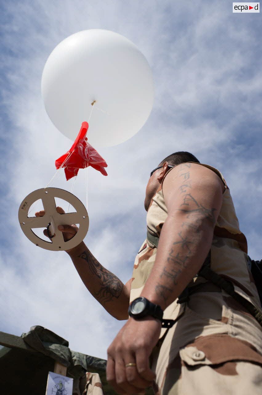 Un bigor du 3e régiment d'artillerie de marine (3e RAMa) opère des mesures locales de l'atmosphère au moyen d'un ballon-sonde à Al-Qaïm.