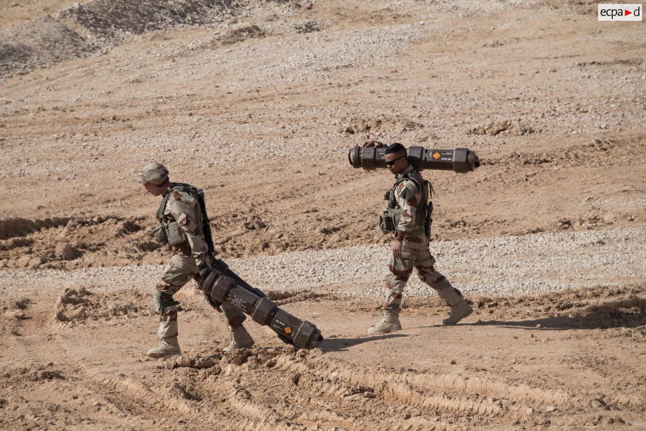 Des artilleurs du 3e régiment d'artillerie de marine (3e RAMa) portent des charges propulsives explosives à Al-Qaïm.