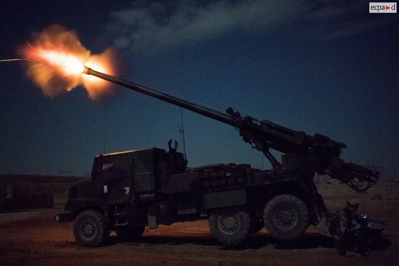 Tir d'éclairants de nuit par un camion équipé d'un système d'artillerie (CAESAR) du 3e régiment d'artillerie de marine (3e RAMa) à Al-Qaïm.