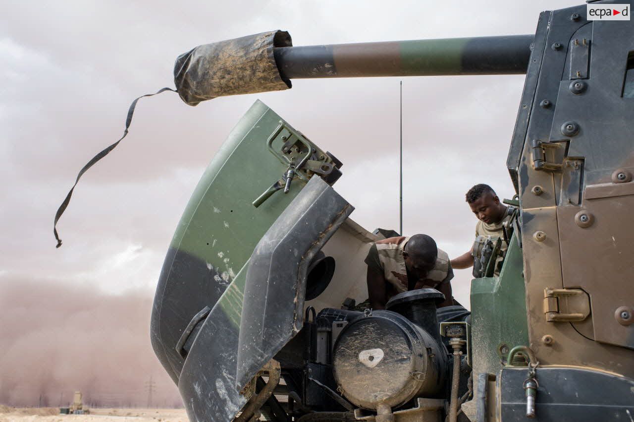 Des soldats du détachement soutien mènent une réparation sur un camion équipé d'un système d'artillerie (CAESAR) du 3e régiment d'artillerie de marine (3e RAMa) à Al-Qaïm.