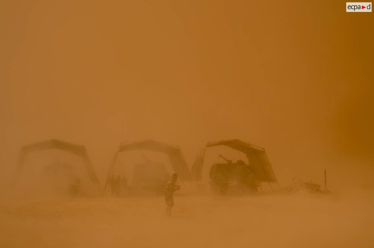 Une tempête de sable souffle sur l'emplacement des camions équipé d'un système d'artillerie (CAESAR) à Al-Qaïm.