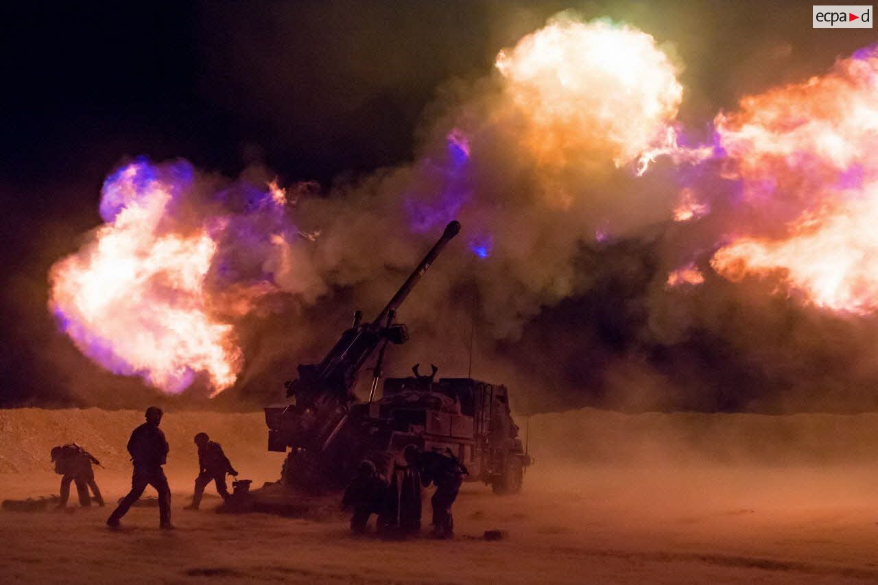 Tir d'obus explosif nocturne par un camion équipé d'un système d'artillerie (CAESAR) du 3e régiment d'artillerie de marine (3e RAMa) à Al-Qaïm.