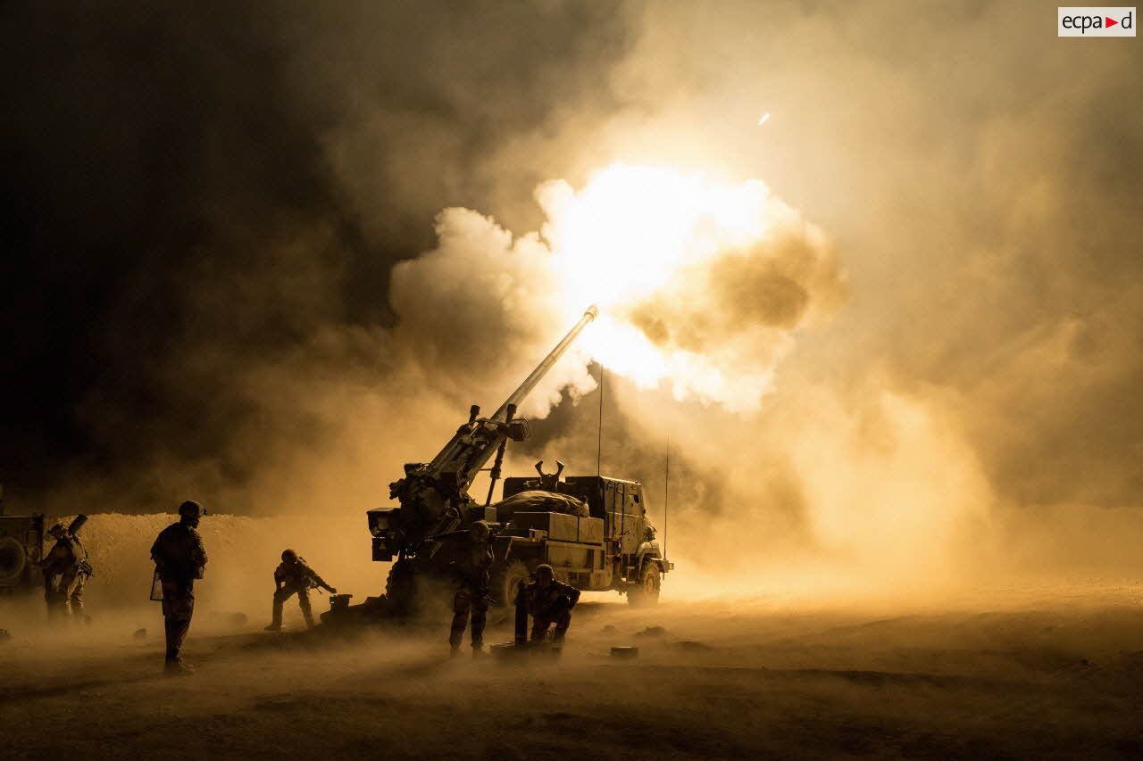 Tir d'obus explosif nocturne par un camion équipé d'un système d'artillerie (CAESAR) du 3e régiment d'artillerie de marine (3e RAMa) à Al-Qaïm.