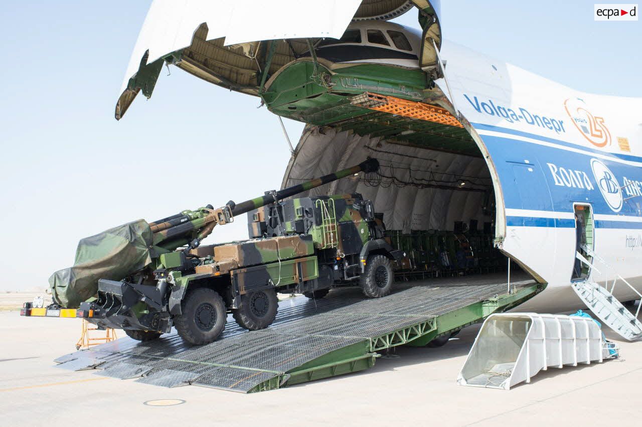 Débarquement d'un camion équipé d'un système d'artillerie (CAESAR) du 35e régiment d'artillerie parachutiste (35e RAP) sur le tarmac de la base aérienne  Al-Asad Air.