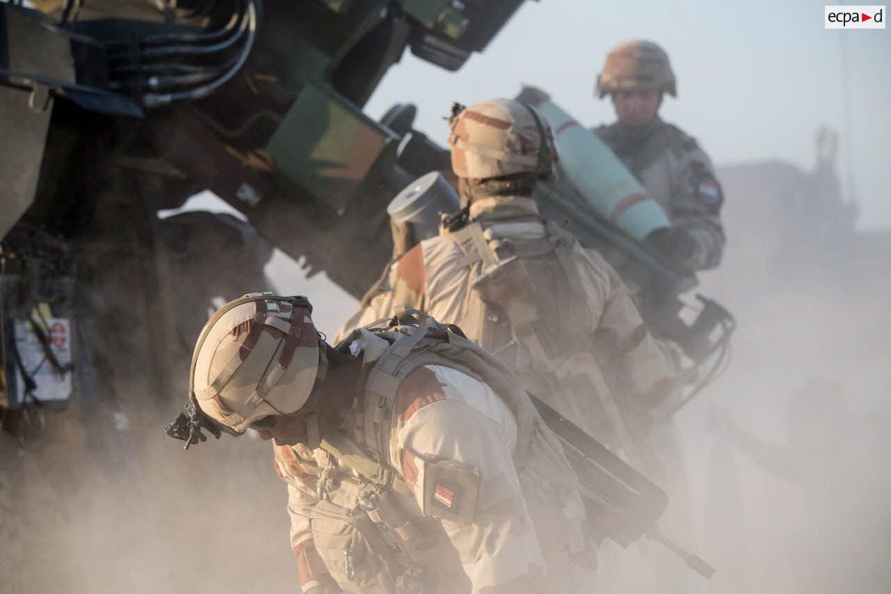 Chargement d'obus dans le canon d'un camion équipé d'un système d'artillerie (CAESAR) par les bigors du 3e régiment d'artillerie de Marine (3e RAMa) à Al-Qaïm.