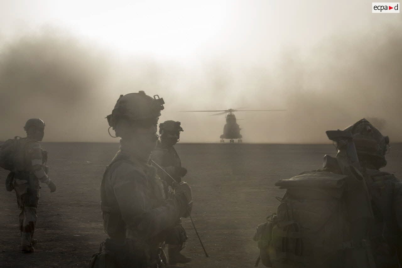 Eléments du groupe commando de montagne (GCM) lors d'une exfiltration par hélicoptère Puma SA-330 dans le cadre d'un exercice sur la base de Gao.