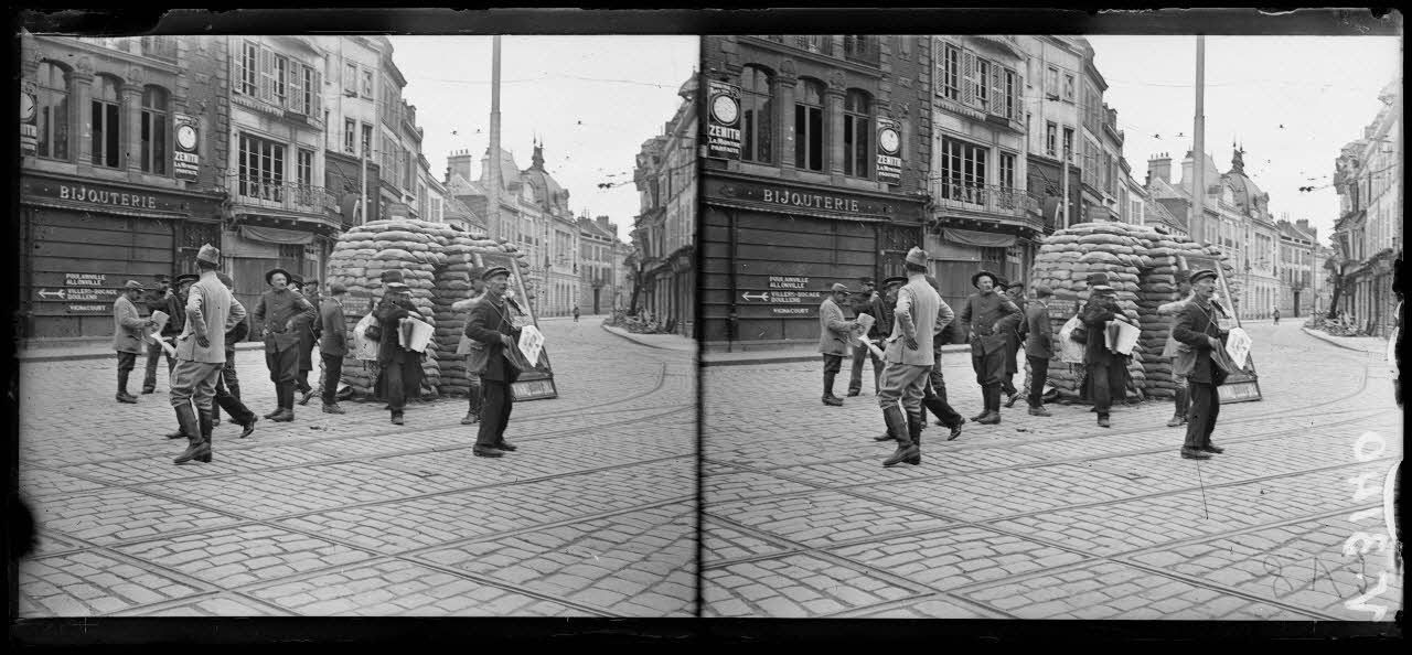 Amiens, Somme, reprise de la vie civile. Les marchands de journaux. [légende d'origine]