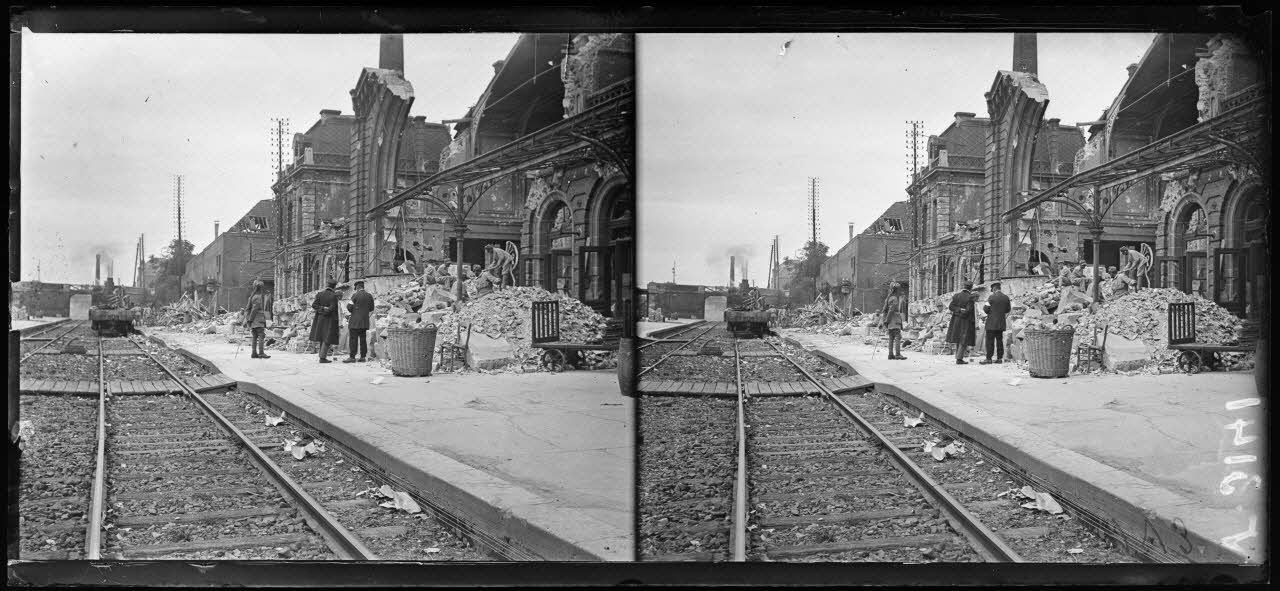 Amiens, Somme, la gare Saint-Roch. Les Italiens enlevant les décombres. [légende d'origine]