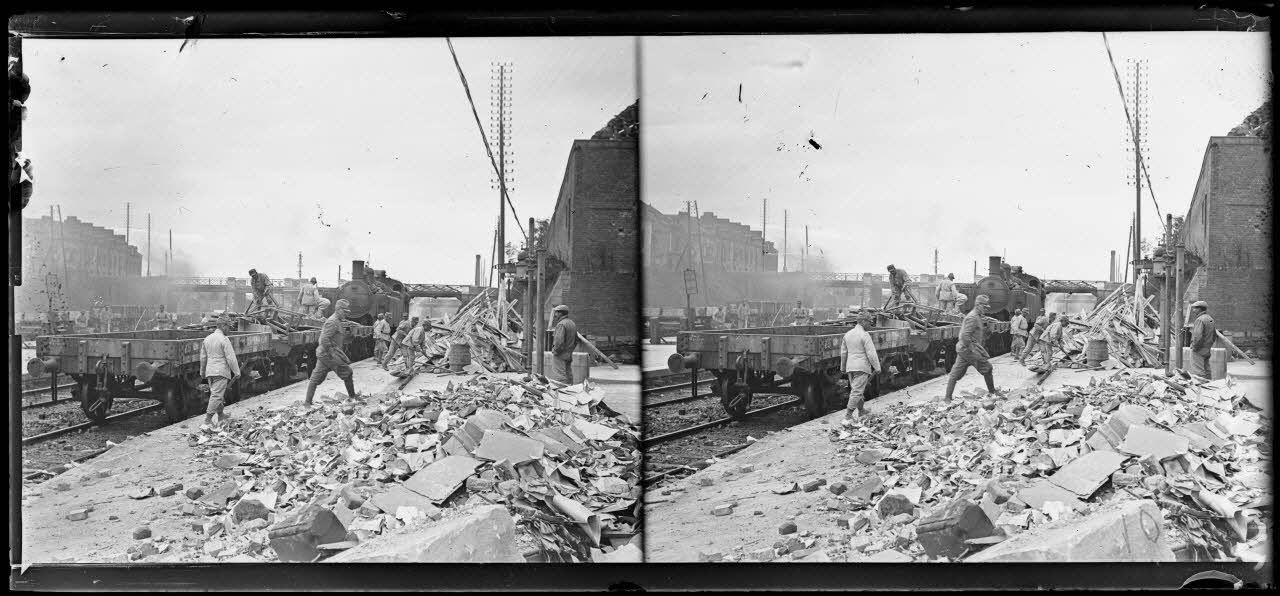 Amiens, Somme, la gare Saint-Roch. Les Italiens enlevant les décombres. [légende d'origine]