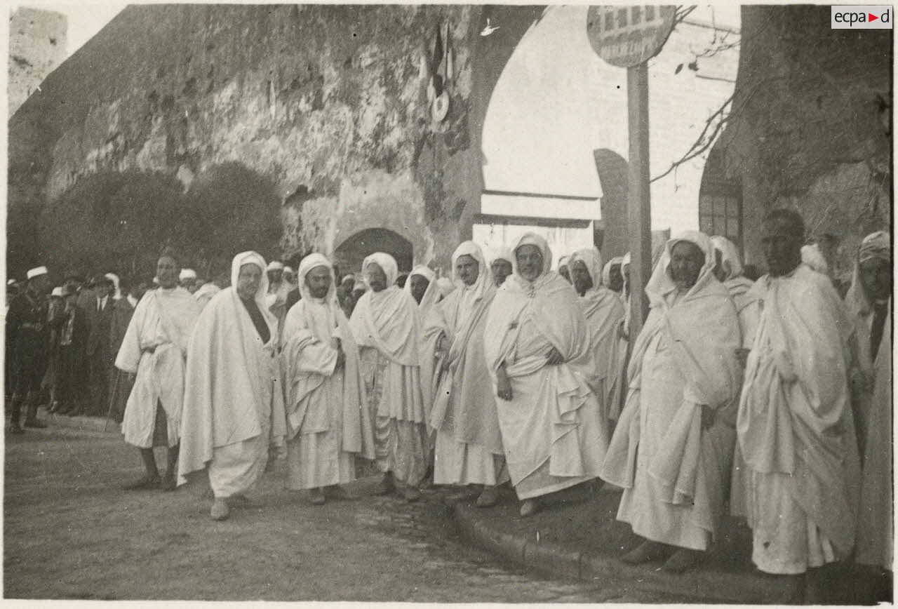 Rabat, le 29/10/1925. Les [autorités] indigènes groupées autour du Pacha, attendent M. Slecq. [légende d'origine]