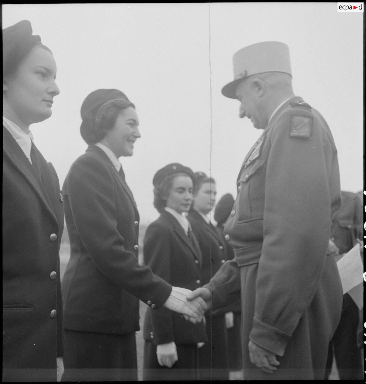 General de Linarès and female personnel during the PFAT (female personnel of the Army) taking up arms at the Mangin stadium.