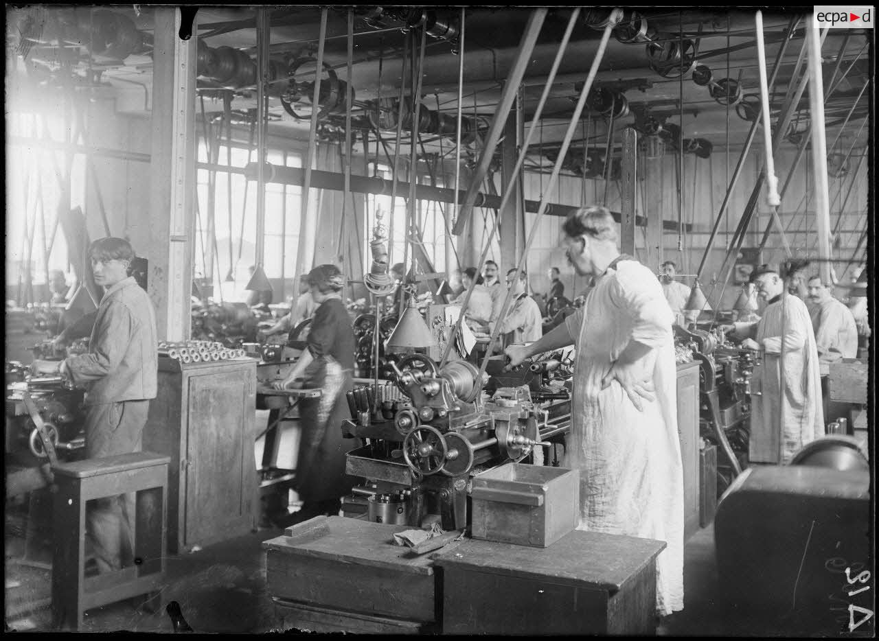 Paris. Etablissements Gaumont. Atelier des tours gaines relais. [légende d'origine]