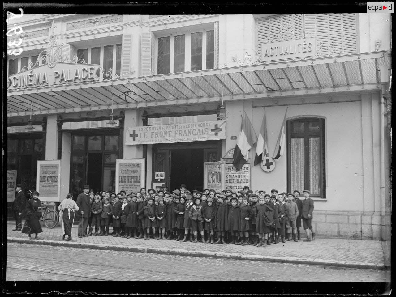 Pau. Les enfants des écoles sortant de l'Exposition des photographes de la SPA (au cinéma Palace). [légende d'origine]