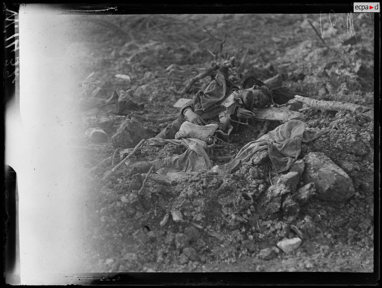 Chemin des Dames, cadavre de soldat allemand. [légende d'origine]