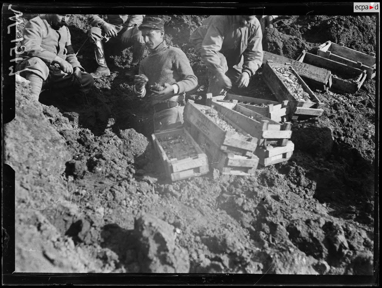 Crugny, destruction des munitions non utilisables. [légende d'origine]