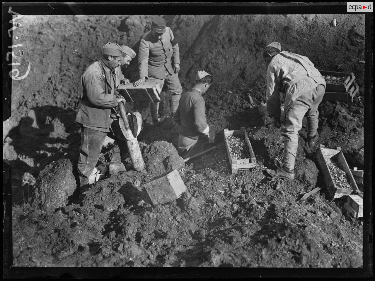 Crugny, torpilles enterrées pour être détruites. [légende d'origine]