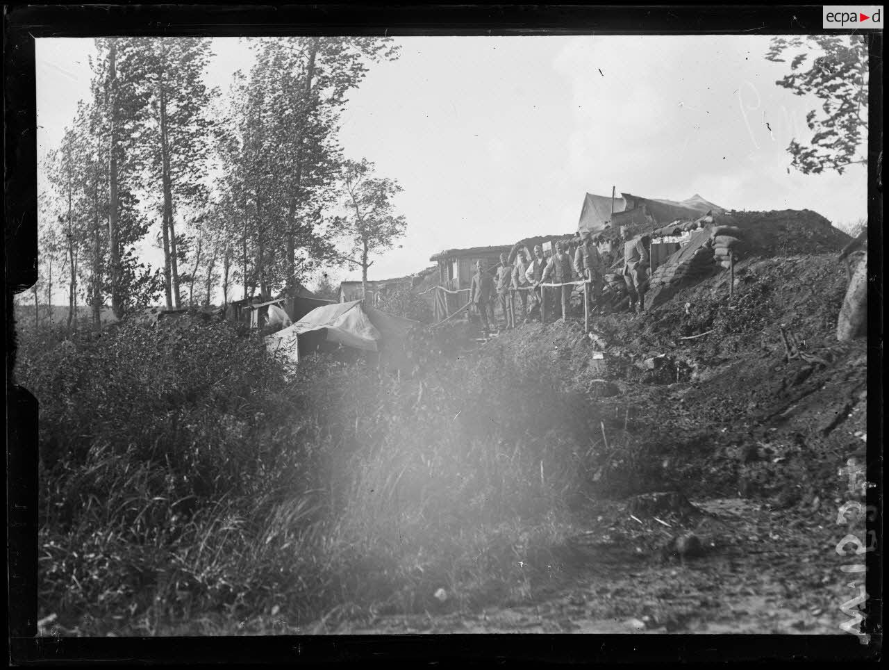 Campement du Moulin Rouge. [légende d'origine]