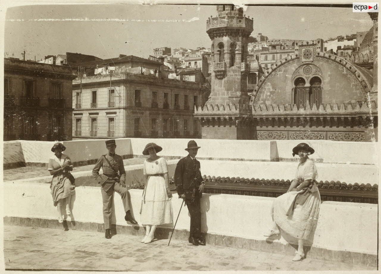 Alger, avril 1920. Les enfants Carrière et Vérignon sur la terrasse de l'archevêché. Au 2e plan, la cathédrale, au fond la ville haute et la Casbah. [légende d'origine]