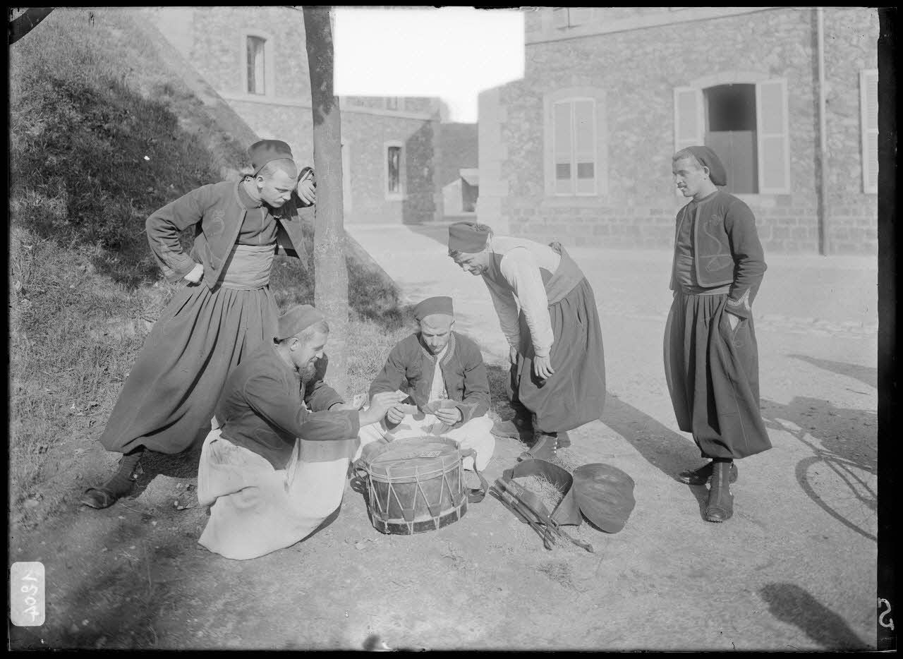 Zouave - La partie de cartes sur le tambour. [légende d'origine]