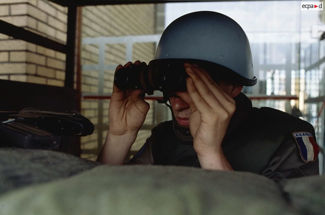 Casques bleus français en observation dans un abri fortifié aménagé près du PTT Building de Sarajevo.