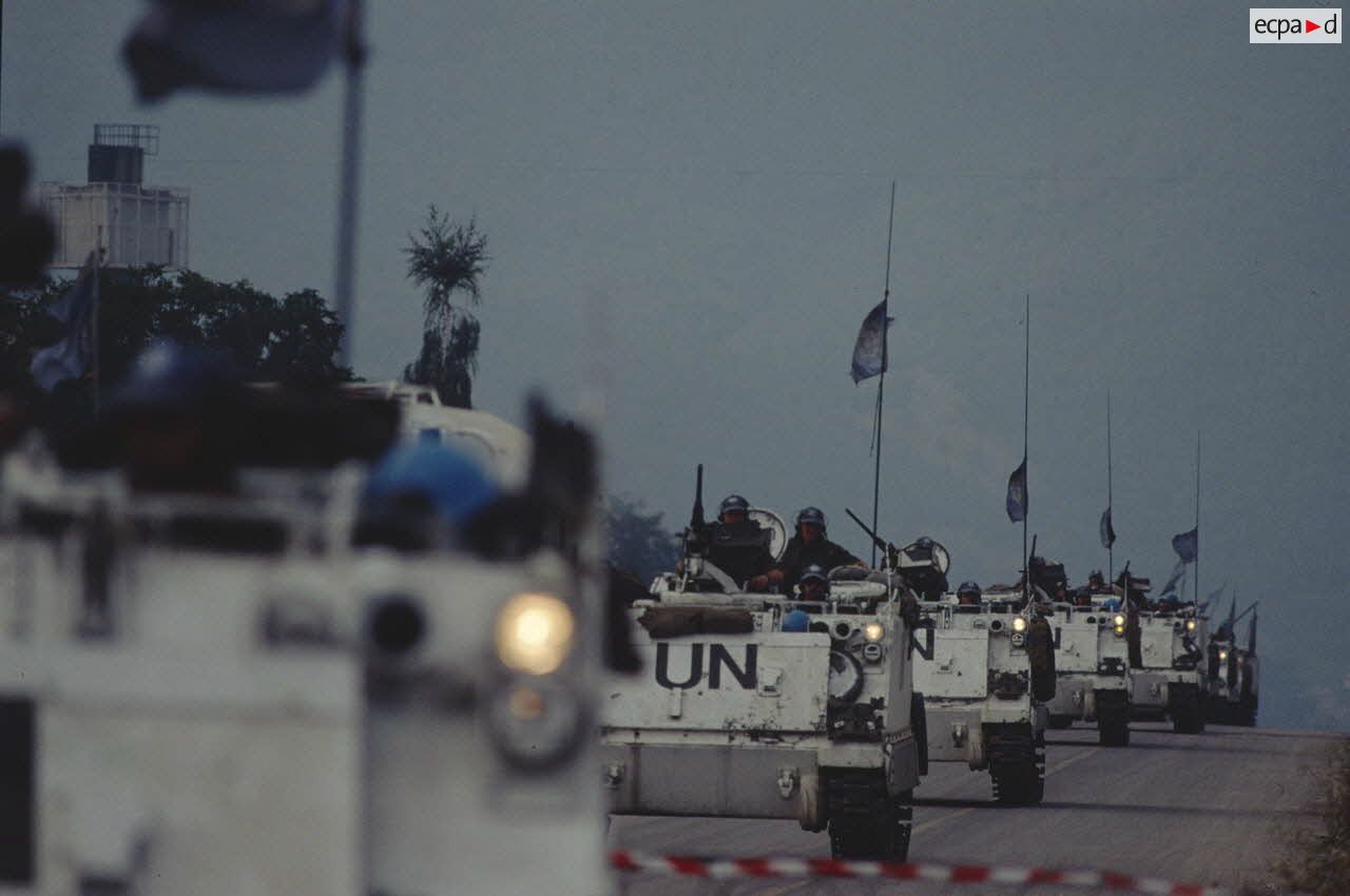 Les militaires canadiens assurent la protection d'un convoi humanitaire dans le secteur de Dobrinja.