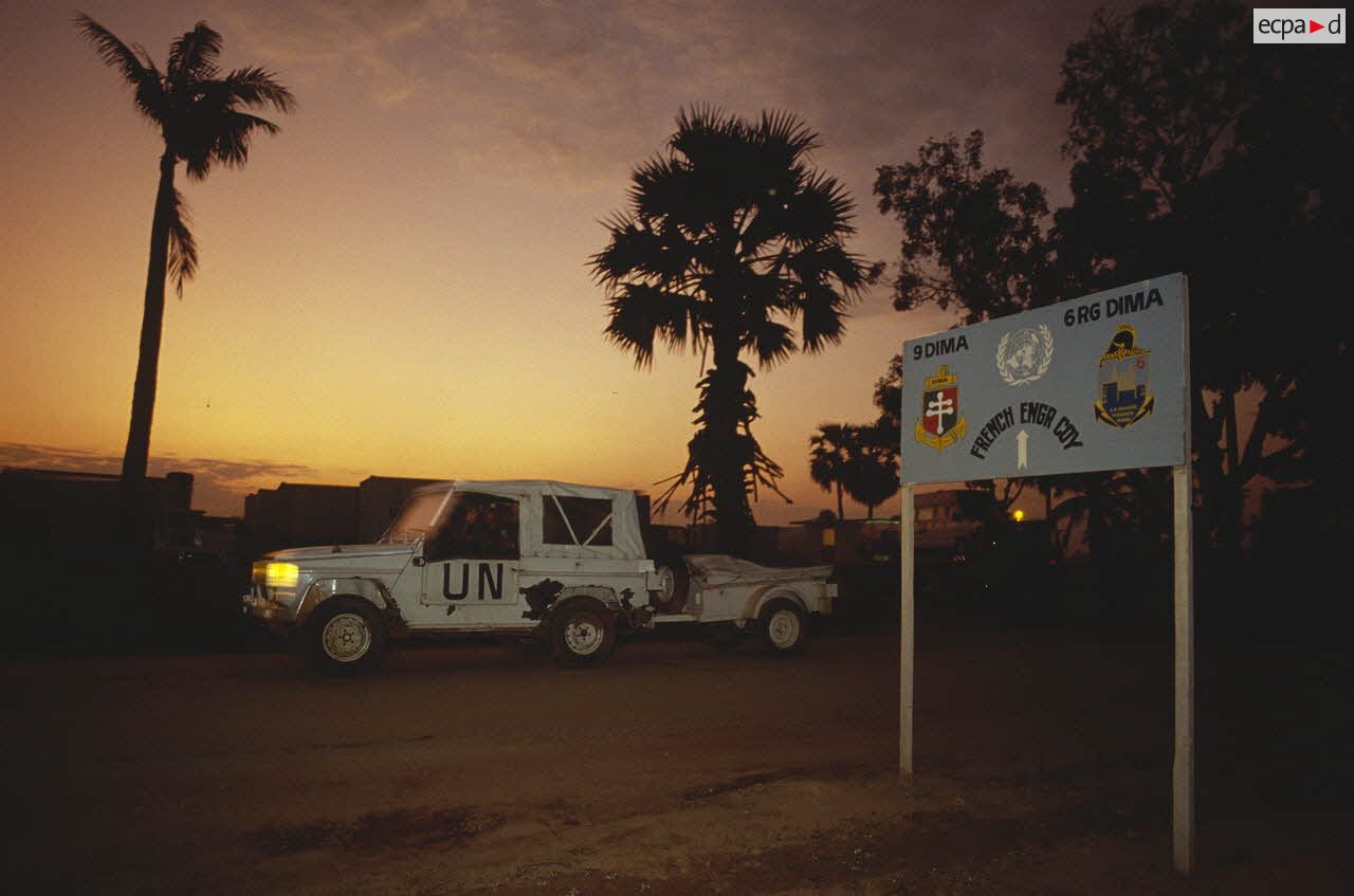 Véhicule de liaison P4 stationné devant la base militaire française.