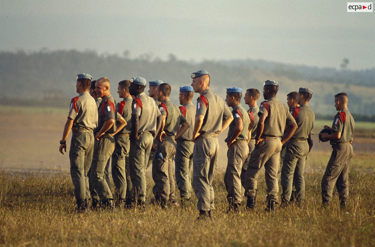 Attente des soldats français en bord de piste sur l'aéroport de Sihanoukville.