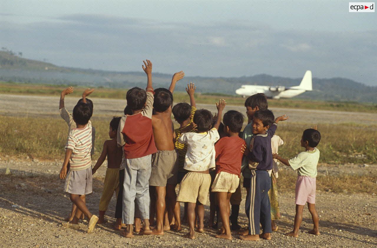 Adieu des enfants aux militaires français.