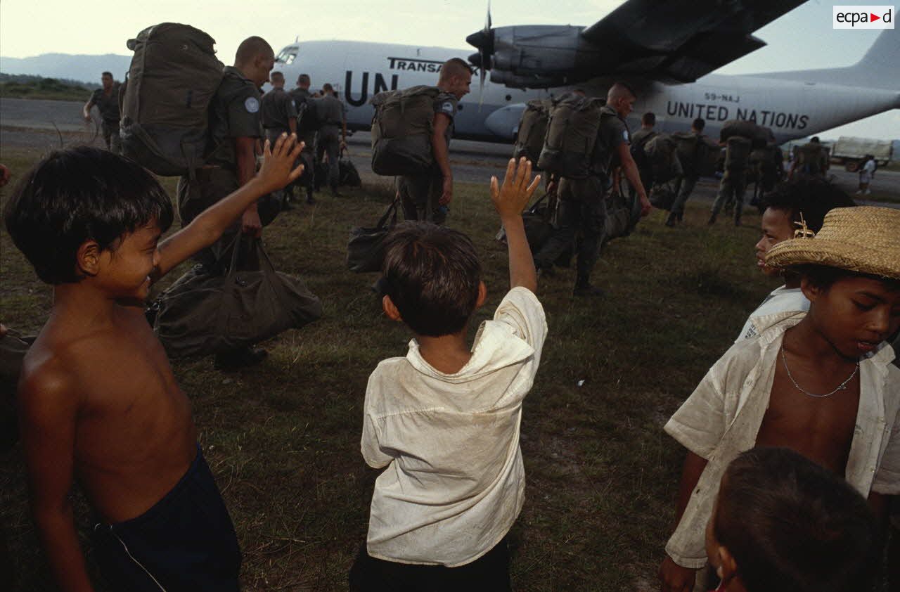 Embarquement des hommes et du matériel dans un Hercule C-130 aux couleurs de l'ONU.