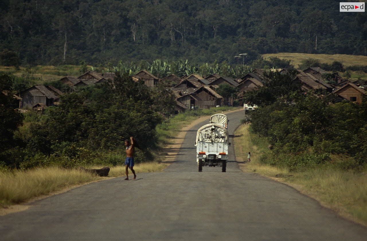 Convoi des troupes françaises de l'ONU se rendant au port de Sihanoukville pour embarquer vers la France.