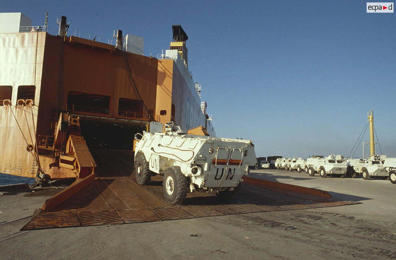 Embarquement des véhicules français à bord d'un bateau civil en partance pour la France.