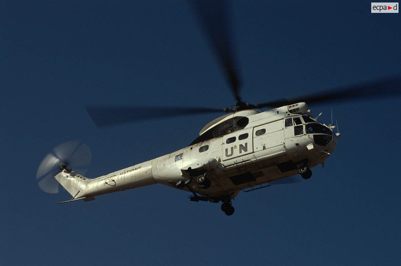 Vol d'un Puma SA-330 aux couleurs de l'ONU.