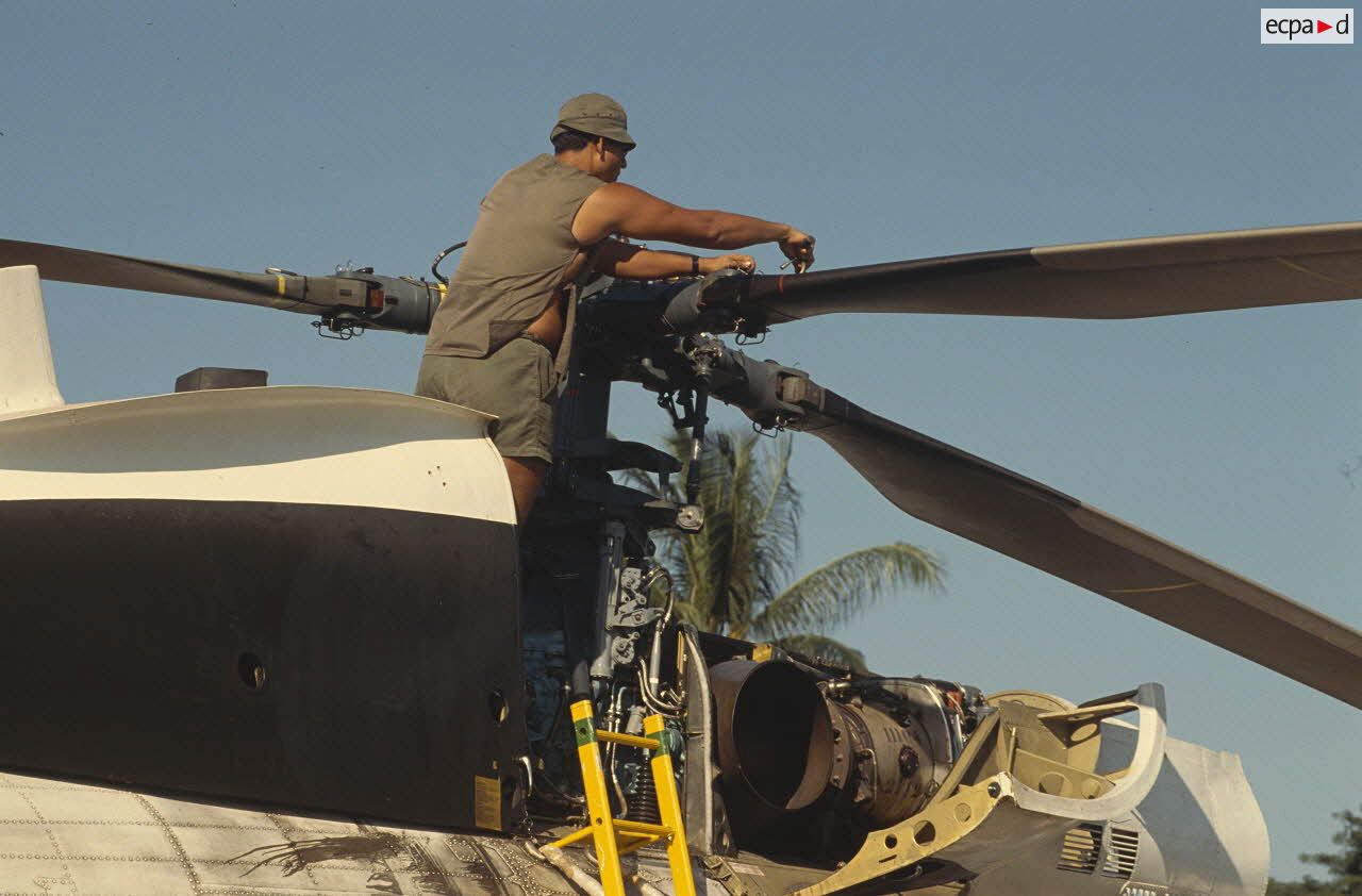 Démontage des pales d'un hélicoptère Puma SA-330 pour l'embarquement.